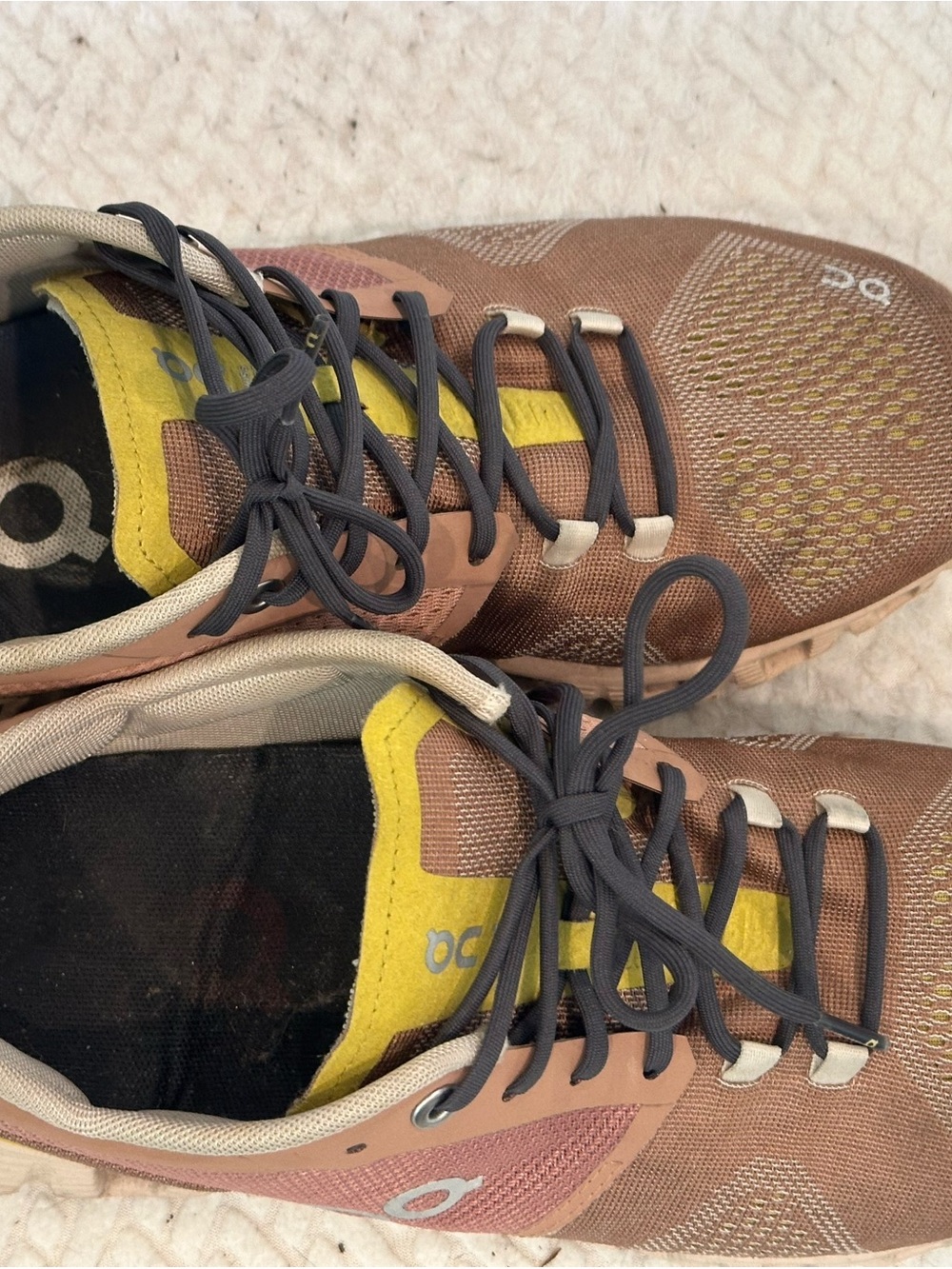 Woman's athletic shoes On running